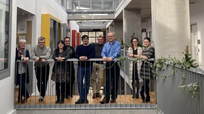 Raziskovalke in raziskovalci, ki so zaposleni na projektu (od leve proti desni): dr. Maja Zupančič Justin, dr. Igor Vobič, dr. Špela Arhar Holdt, dr. Polona Tratnik, dr. Anotine Doucet, dr. Simon Krek, dr. Marko Robnik Šikonja, dr. Kaja Dobrovoljc in dr. Ajda Pretnar Žagar.