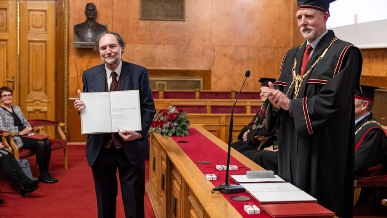 Rektor Majdič predaja listino novemu zaslužnemu profesorju Borisu A. Novaku (foto: Bor Slana/STA).