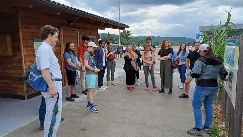 Tretji delovni dan poletne šole, udeleženci in udeleženke poletne šole in skupne doktorske delavnice oddelkov za zgodovino slovenskih javnih univerz na obisku v Sečoveljskih solinah