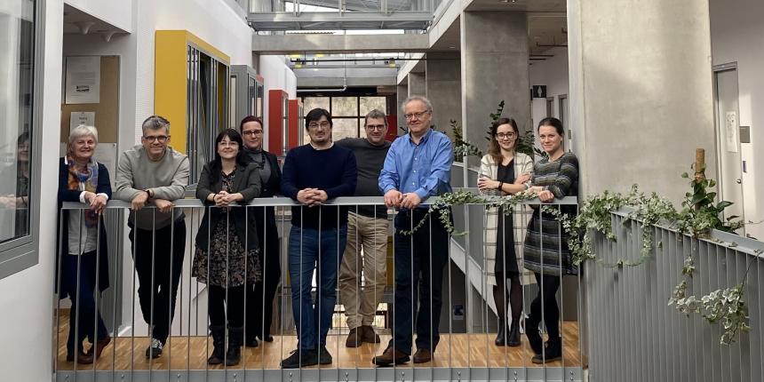 Raziskovalke in raziskovalci, ki so zaposleni na projektu (od leve proti desni): dr. Maja Zupančič Justin, dr. Igor Vobič, dr. Špela Arhar Holdt, dr. Polona Tratnik, dr. Anotine Doucet, dr. Simon Krek, dr. Marko Robnik Šikonja, dr. Kaja Dobrovoljc in dr. Ajda Pretnar Žagar.